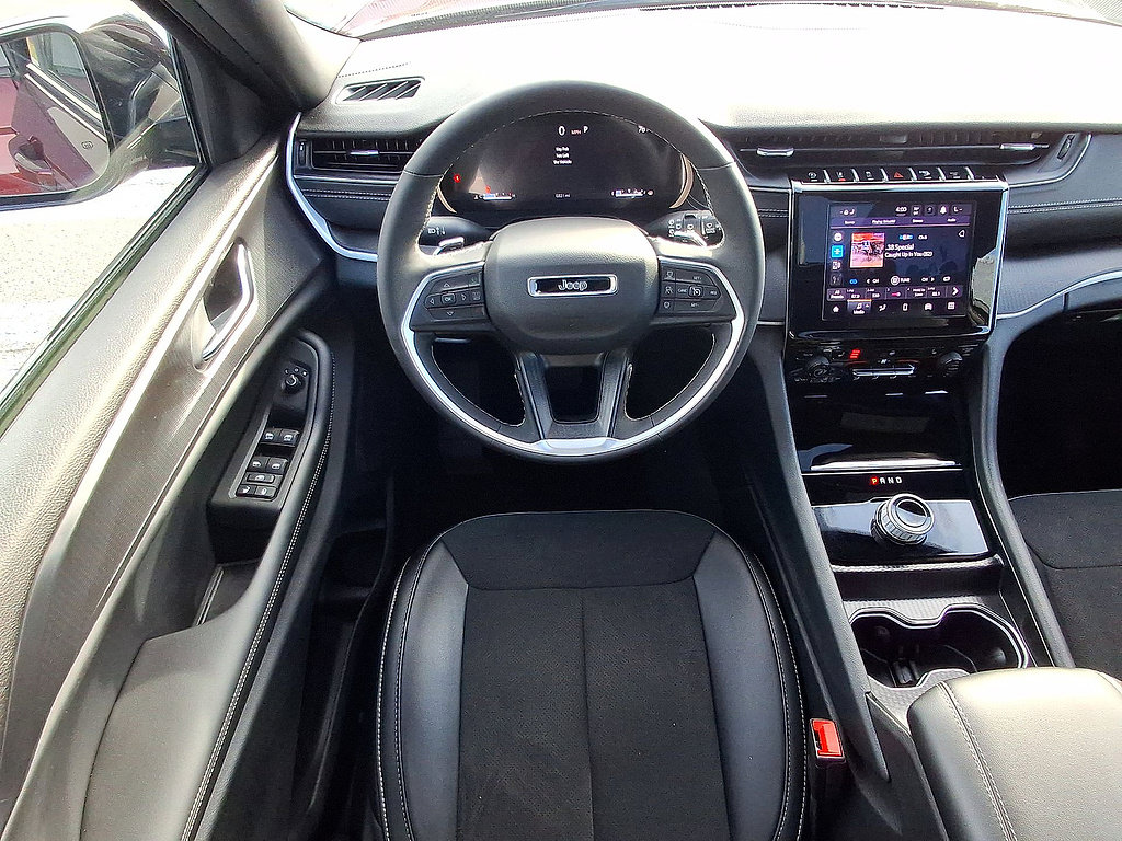 Used 2025 Jeep Grand Cherokee Altitude AWD/4WD image 27