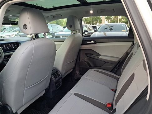 Certified 2022 Volkswagen Taos SE image 8