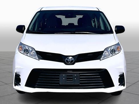 Used 2018 Toyota Sienna L image 4