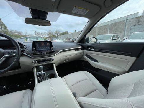 Used 2025 Nissan Altima 2.5 SV image 35