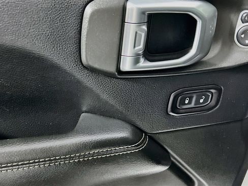 Used 2018 Jeep Wrangler Unlimited Sahara AWD/4WD image 17
