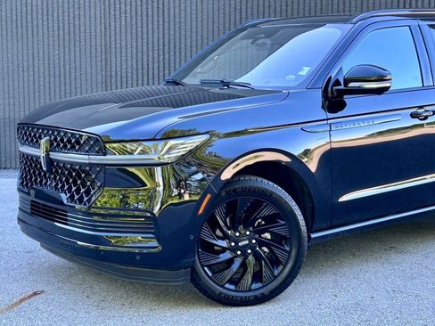 Used 2025 Lincoln Navigator Reserve w/ Jet Appearance Package AWD/4WD image 2