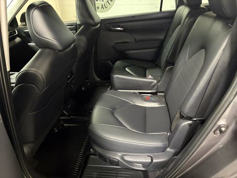 Used 2025 Toyota Highlander XLE image 27
