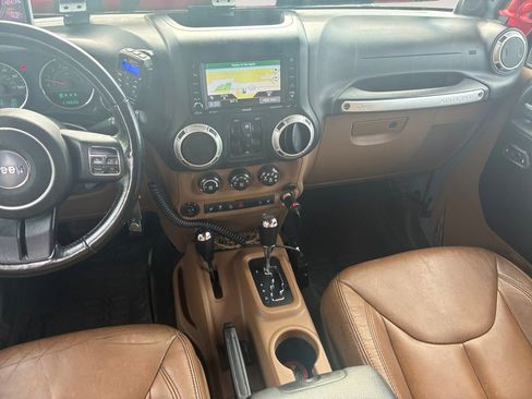 Used 2014 Jeep Wrangler Unlimited Sahara w/ Connectivity Group AWD/4WD image 11