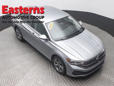 Used 2024 Volkswagen Jetta SE image 3