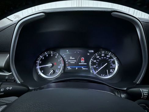 Used 2022 Toyota Highlander XLE AWD/4WD image 11