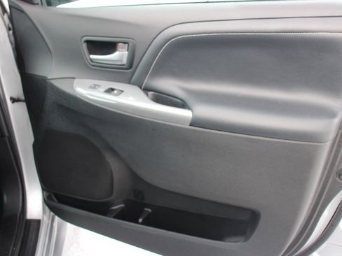 Used 2017 Toyota Sienna SE Premium image 20