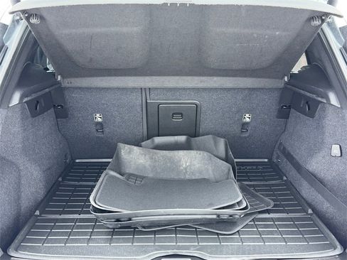 Used 2019 Volvo XC40 T5 R-Design image 12