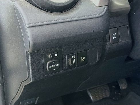 Used 2017 Toyota RAV4 LE AWD/4WD image 12