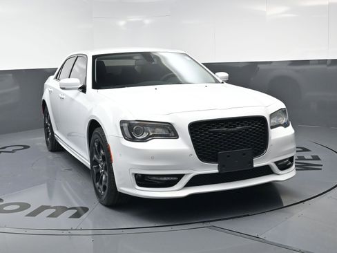 Used 2023 Chrysler 300 Touring L w/ Comfort Group image 3