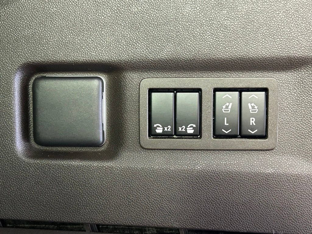 Used 2023 GMC Yukon XL Denali AWD/4WD image 16