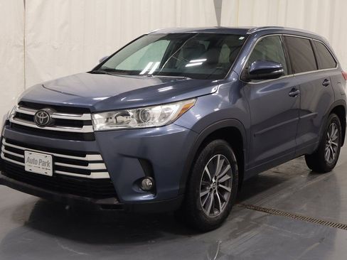 Used 2018 Toyota Highlander XLE w/ Carpet Mat Package (TMS) image 5