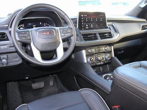 Used 2024 GMC Yukon SLT w/ SLT Luxury Package image 4