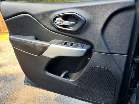 Used 2017 Jeep Cherokee Trailhawk w/ Comfort/Convenience Group image 4