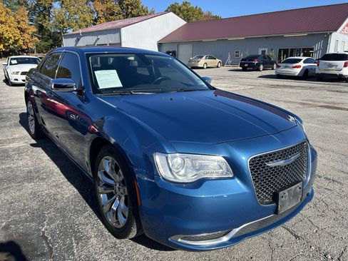 Used 2020 Chrysler 300 Touring w/ Chrome Appearance Package RWD image 11