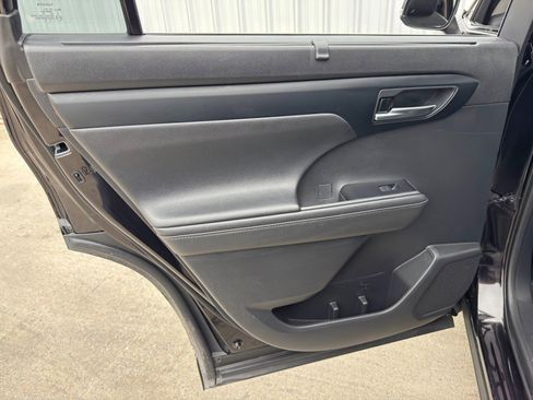 Used 2020 Toyota Highlander XLE image 43