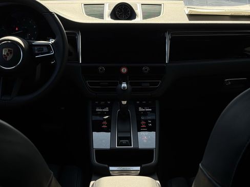 Used 2025 Porsche Macan image 45