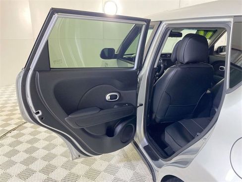 Used 2017 Kia Soul image 29