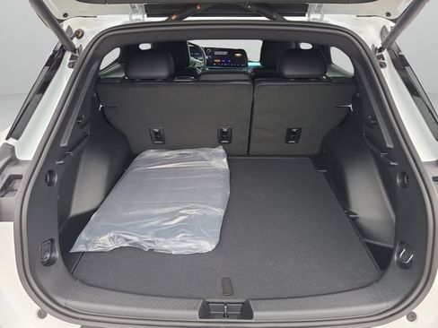 New 2026 Chevrolet Equinox EV LT w/ LPO, Blackout Package FWD image 10