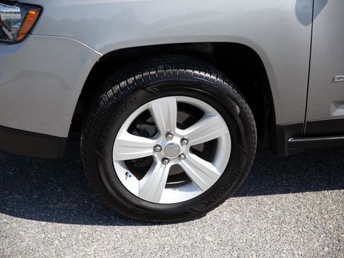 Used 2016 Jeep Compass Latitude AWD/4WD image 9