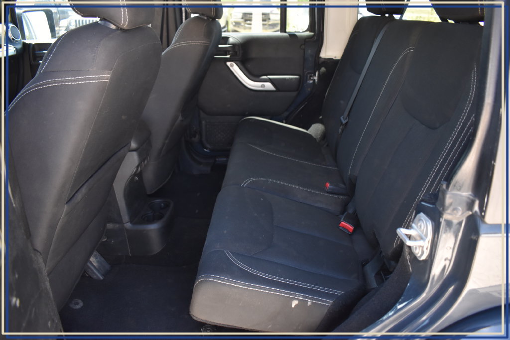 Used 2018 Jeep Wrangler Unlimited Sahara w/ Connectivity Group AWD/4WD image 22