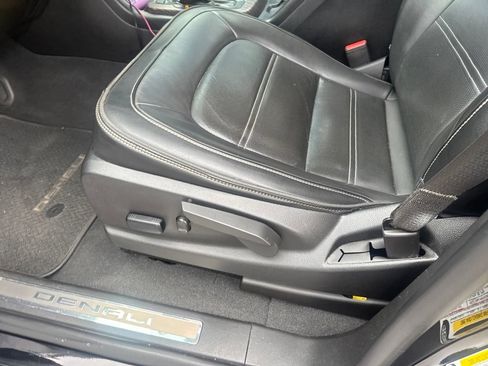 Used 2022 GMC Canyon Denali RWD image 14
