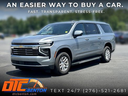 Used 2025 Chevrolet Suburban LT AWD/4WD image 3