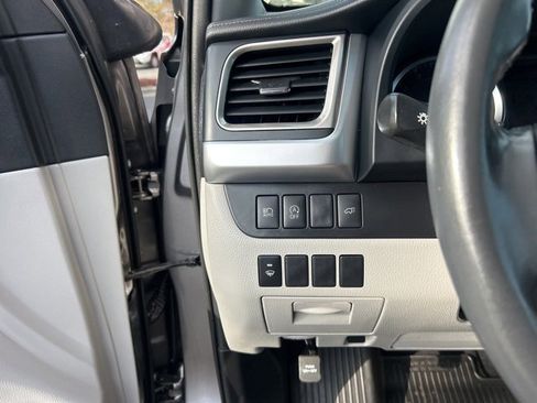 Used 2019 Toyota Highlander XLE image 28