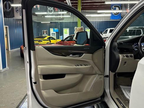 Used 2019 Cadillac Escalade Premium Luxury image 6