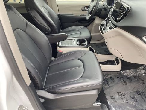 Used 2024 Chrysler Pacifica Touring-L image 24