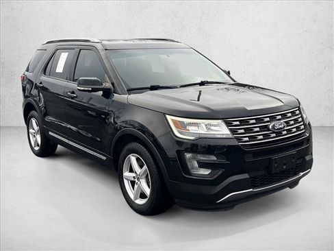 Used 2017 Ford Explorer XLT w/ Equipment Group 202A image 3