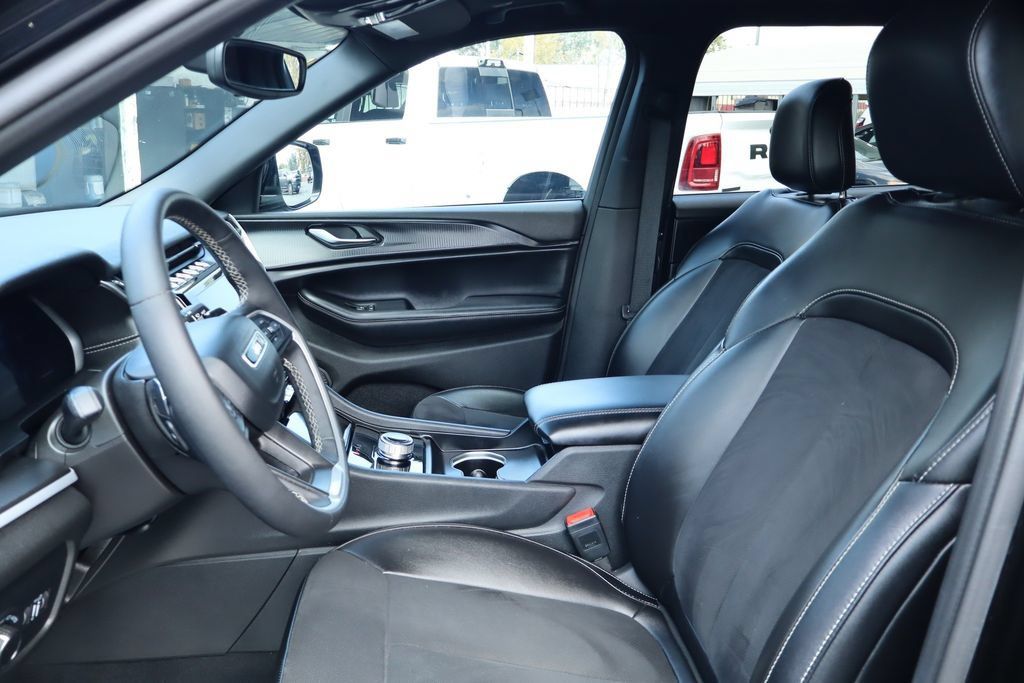 Used 2024 Jeep Grand Cherokee L Altitude RWD image 19