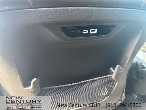 Used 2025 Chrysler Pacifica Limited image 10