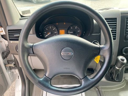 Used 2014 Freightliner Sprinter 2500 RWD image 17