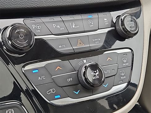 Used 2019 Chrysler Pacifica Touring-L Plus w/ Advanced Safetytec Group image 17