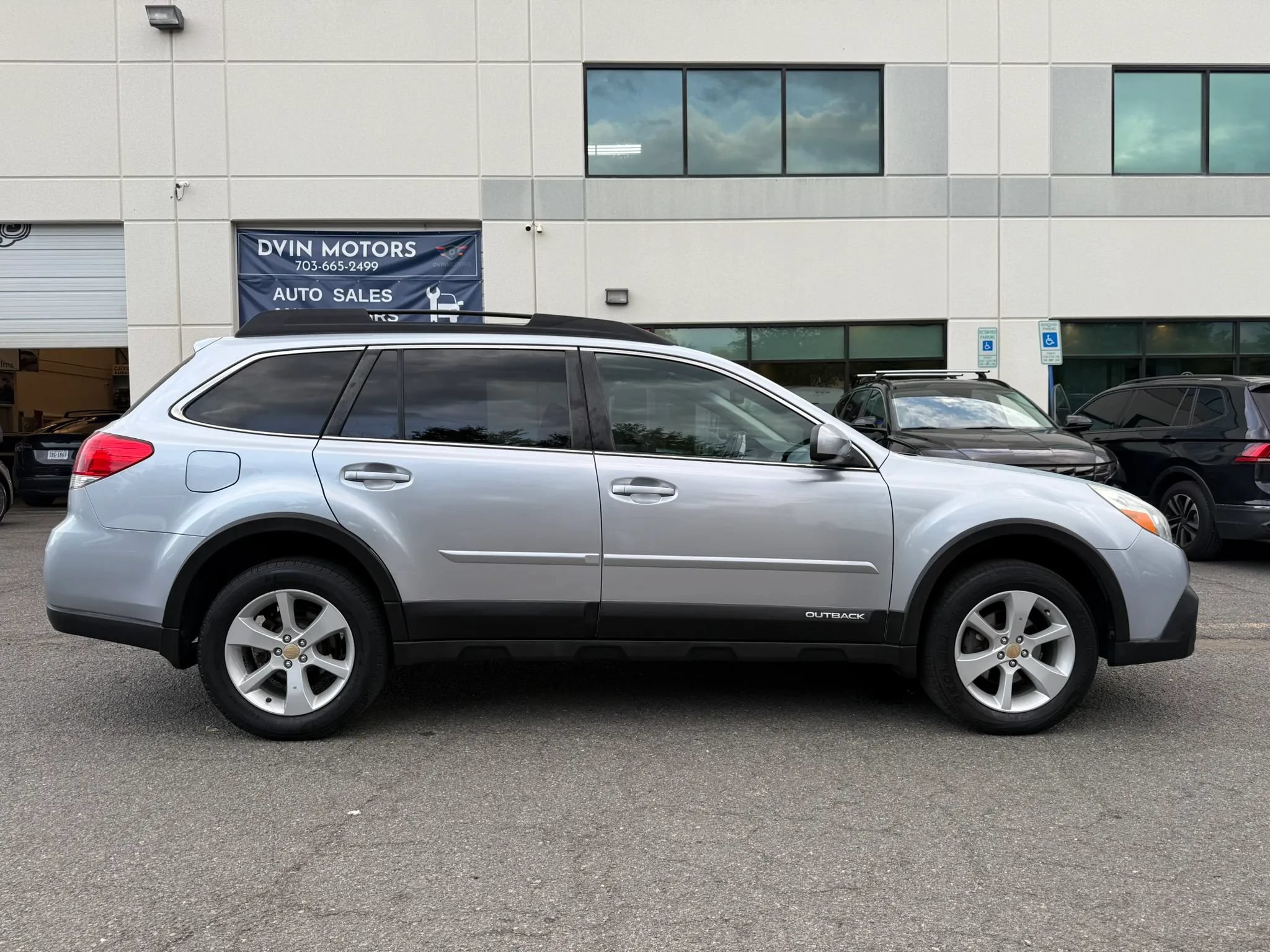 Used 2014 Subaru Outback 2.5i Premium w/ Moonroof Package AWD/4WD image 3