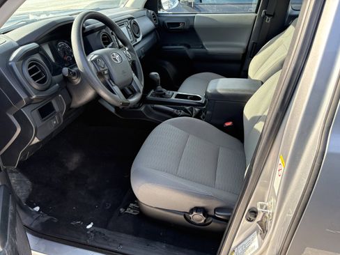 Used 2018 Toyota Tacoma SR image 3