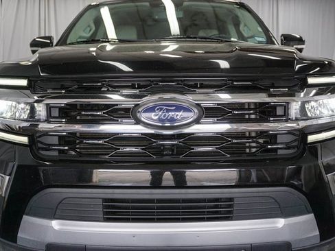 Used 2024 Ford Expedition Limited image 3
