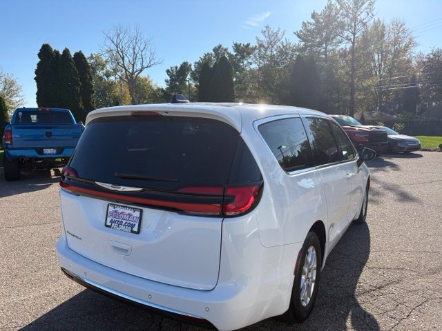 Used 2025 Chrysler Pacifica Select FWD image 5