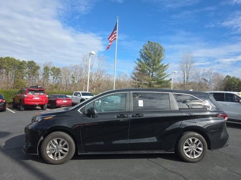 Used 2025 Toyota Sienna LE image 4