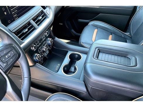 Used 2024 GMC Yukon XL AT4 w/ Technology Package AWD/4WD image 17
