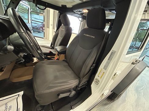 Used 2017 Jeep Wrangler Unlimited Rubicon w/ Connectivity Group AWD/4WD image 7