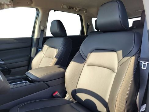 New 2025 Nissan Pathfinder SL image 16