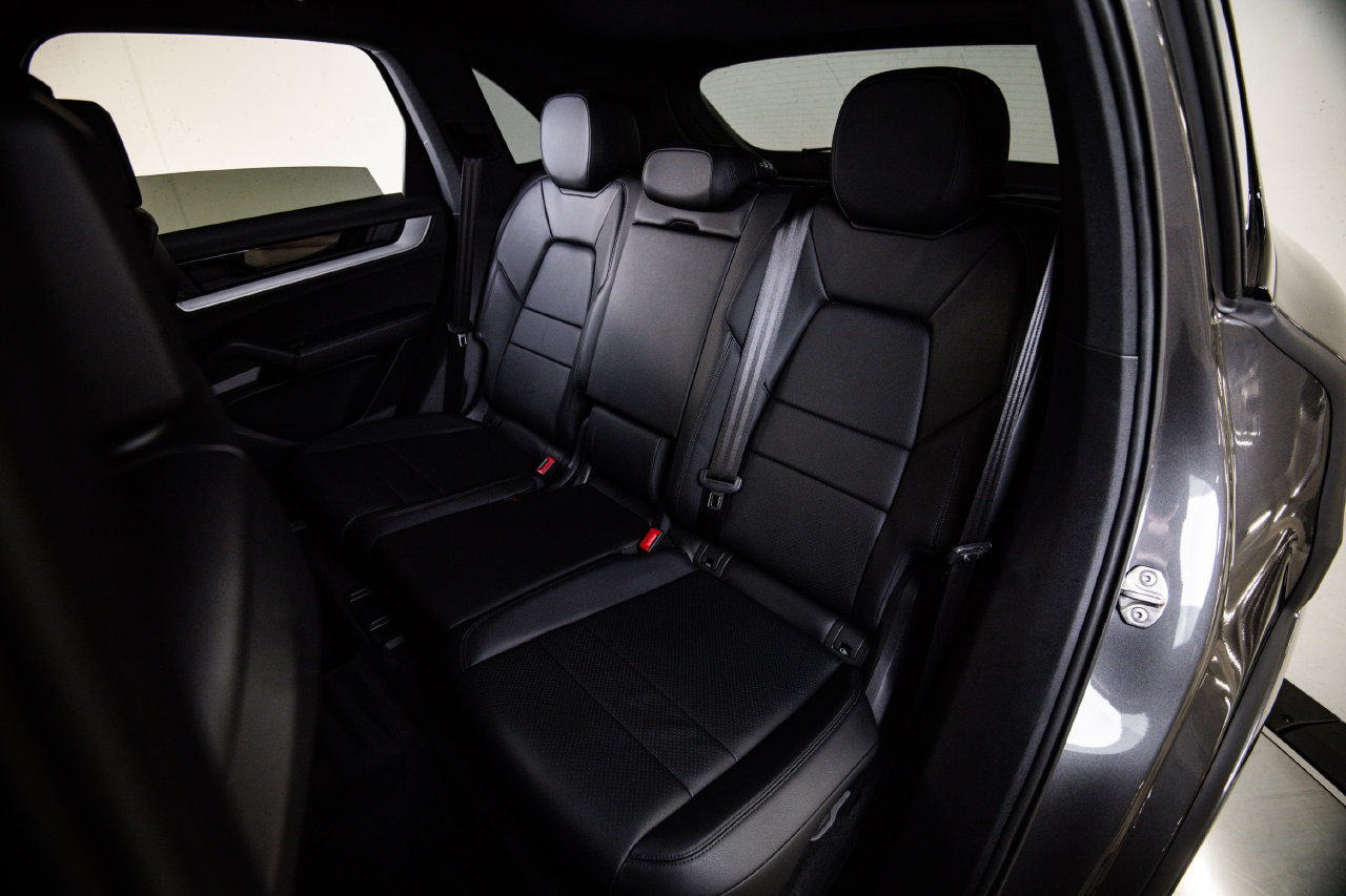 Certified 2024 Porsche Cayenne AWD/4WD image 24