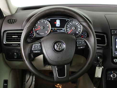 Used 2017 Volkswagen Touareg Sport AWD/4WD image 9