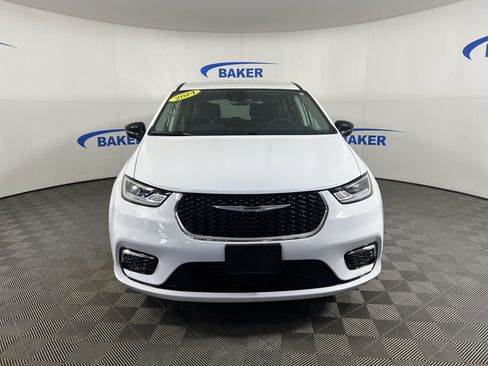 Used 2024 Chrysler Pacifica Touring-L AWD/4WD image 3