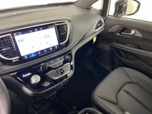 Used 2026 Chrysler Pacifica Select FWD image 35
