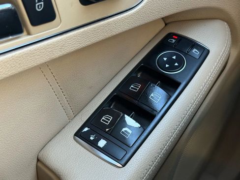 Used 2011 Mercedes-Benz E 550 Sedan image 34