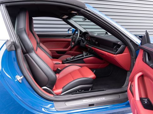 Certified 2025 Porsche 911 Targa 4 GTS AWD/4WD image 30