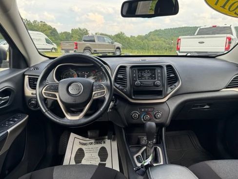 Used 2017 Jeep Cherokee Sport FWD image 19